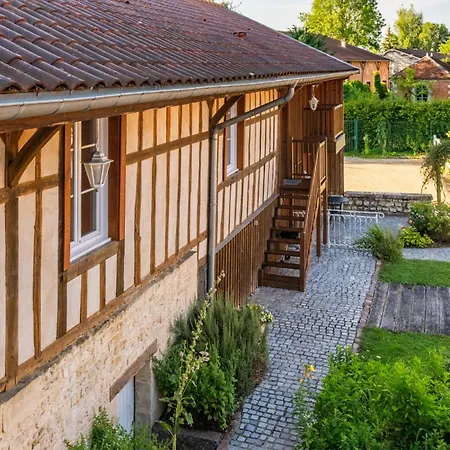 Les Oiseaux_a Avec Piscine Chauffee Holiday home *